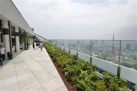 超高層複合ビル「虎ノ門ヒルズ」内の高級ホテル「アンダーズ東京」のテラス＝９日、東京都港区