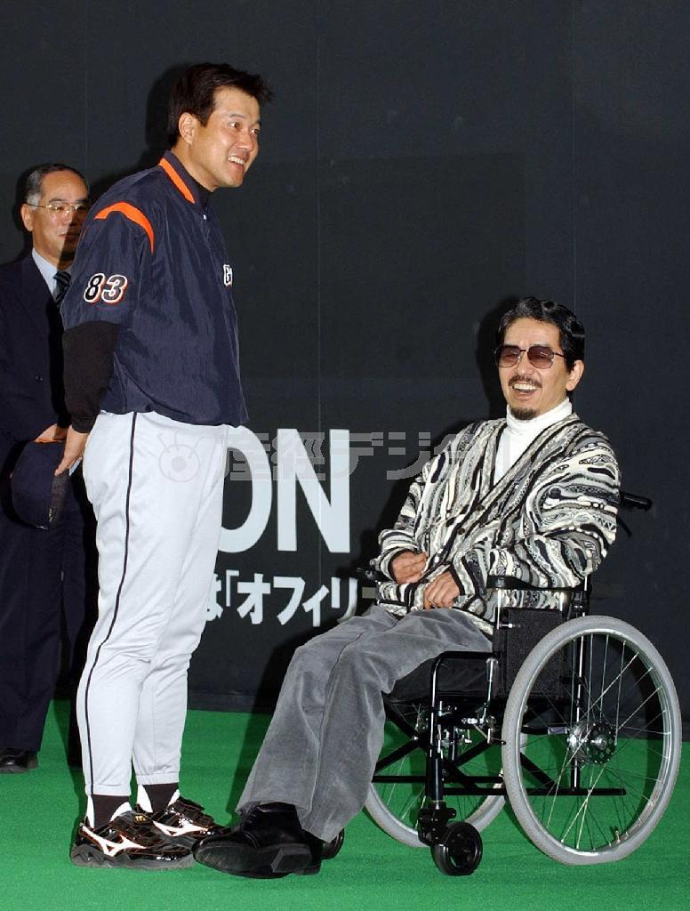 プロ野球巨人の原辰徳監督と談笑される桂宮（かつらのみや）殿下＝２００３年３月、北海道札幌市豊平区・札幌ドーム（荒木孝雄撮影）