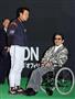 プロ野球巨人の原辰徳監督と談笑される桂宮（かつらのみや）殿下＝２００３年３月、北海道札幌市豊平区・札幌ドーム（荒木孝雄撮影）