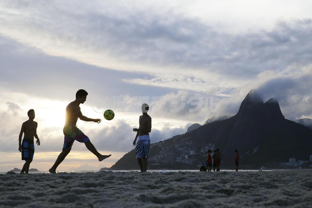 有名なイパネマビーチでは、「カリオカ」たちが夕暮れまでサッカーを楽しむ＝２０１３年１２月、ブラジル・リオデジャネイロ（共同）