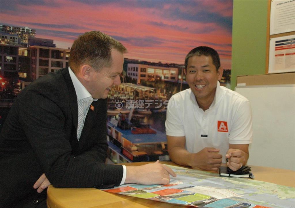 オークランド（ニュージーランド）の親善大使として、現地の観光局職員とミーティングをする清水直行さん（右、田中充撮影）