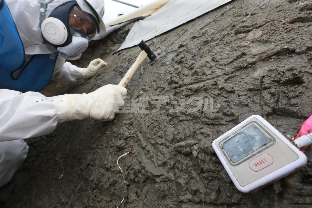 福島第１原発で行われた実証試験で状態を確かめるために掘り出された凍土壁＝２０１４年５月１６日、福島県（代表撮影）