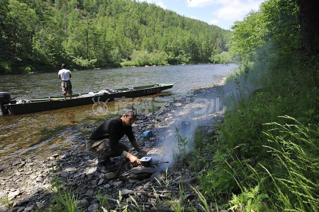 川旅の昼食。川の水を汲みたき火を起こす。その間に魚を釣っておかずにする＝２０１２年６月２３日、ロシア・クラスヌイ・ヤール村（伊藤健次さん撮影）
