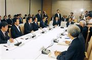 首相官邸で開かれた経済財政諮問会議＝９日午後