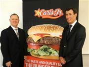 カールス・ジュニアの日本再進出を説明するＣＫＥレストランＨＤのマイケル・マーフィー社長（右）ら＝９日、東京都港区