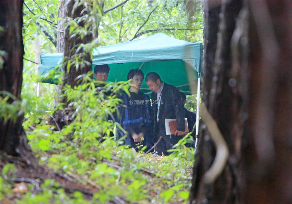 吉田有希（ゆき）ちゃんの遺体を遺棄した現場で、調べに応じる勝又拓哉容疑者（中央）＝２０１４年６月９日午前、茨城県常陸大宮市三美（桐原正道撮影、一部画像を加工しています）