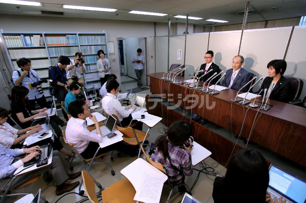 最高裁弁論を終えて会見する関西訴訟の母側代理人、村岡泰行弁護士（右奥中央）ら＝２０１４年６月９日午後、東京都千代田区霞が関の司法記者クラブ（早坂洋祐撮影）