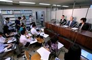 最高裁弁論を終えて会見する関西訴訟の母側代理人、村岡泰行弁護士（右奥中央）ら＝２０１４年６月９日午後、東京都千代田区霞が関の司法記者クラブ（早坂洋祐撮影）
