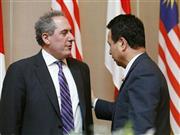 ＴＰＰ（環太平洋戦略的経済連携協定）をめぐる閣僚会合での共同記者会見を終え、言葉を交わすマイケル・フロマン米通商代表（左）と甘利明（あまり・あきら）ＴＰＰ担当相＝２０１４年５月２０日、シンガポール（共同）