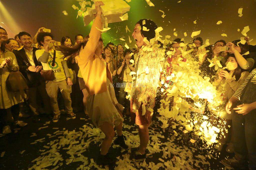 アルゼンチンのカーニバルで行われるパフォーマンスで、夜を徹して人々が踊りまくる「ムルガ」からインスピレーションを得て作られた演目、その名も「ＭＵＲＧＡ（ムルガ）」。選ばれた観客が白い板を頭にあてて割るというパフォーマンスで大いに盛り上がる＝２０１４年５月１０日、東京都港区（中尾由里子さん撮影）