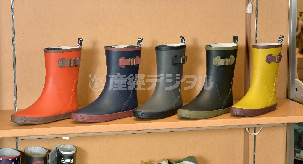 カジュアルなデザインの「パラ－レ」のミドル丈レインブーツは色展開も豊富。各９０００円