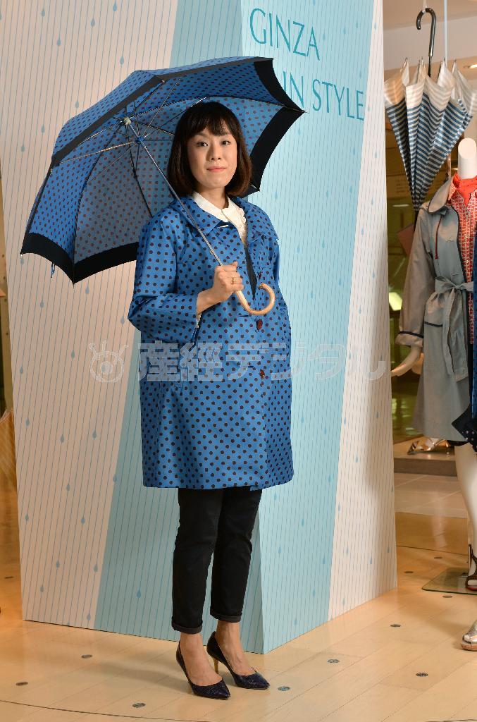 レインコート（３万９０００円）と同じ柄の傘（１万８０００円）をセットアップ風にコーディネート。「ｍａｃｈｉｋｏ＿ｊｉｎｔｏ＿ｌｏｎｄｏｎ」のレインウエア（松屋銀座で６月１７日まで販売）