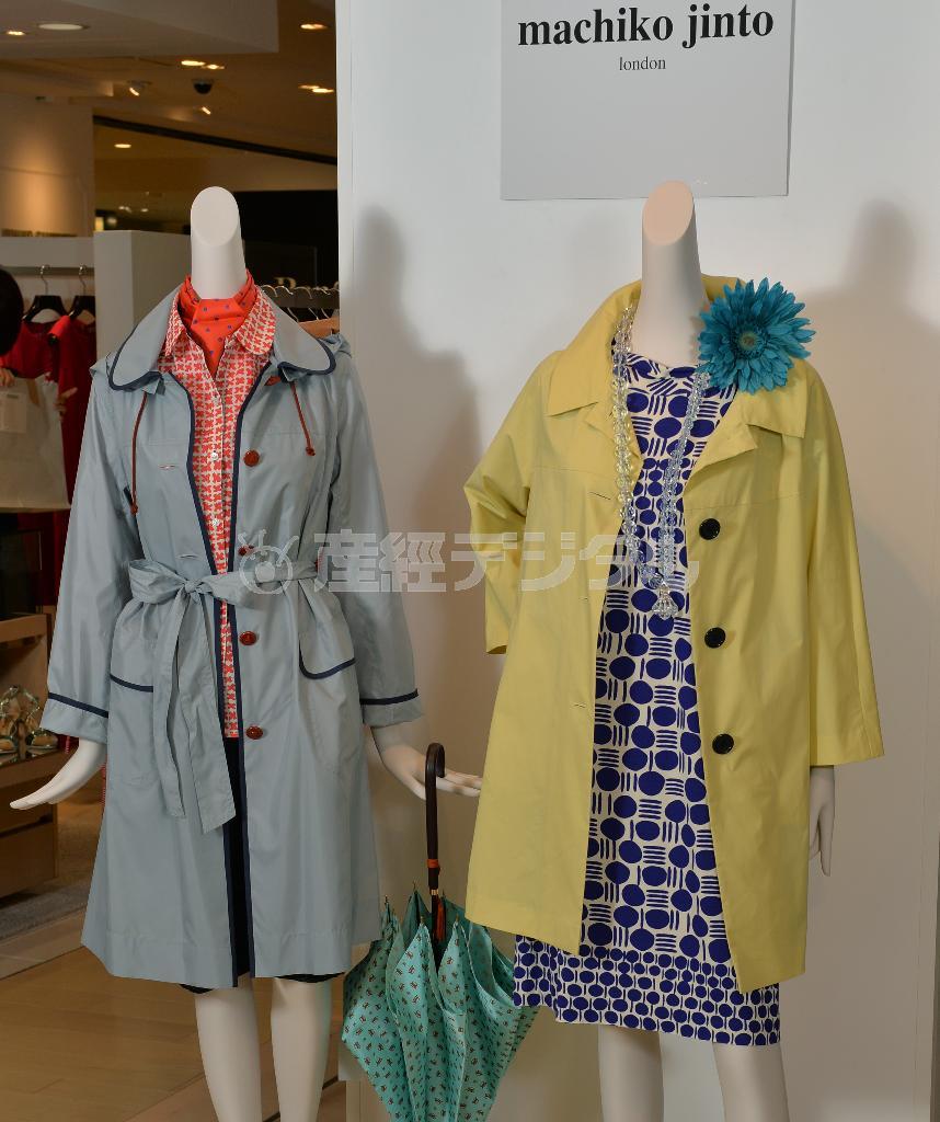 「ｍａｃｈｉｋｏ＿ｊｉｎｔｏ＿ｌｏｎｄｏｎ」のレインコート。ブルーがかったグレーにネイビーの縁取りを施したシックなコート（３万９０００円）はトレンチコートのほか、ステンカラーコート、丈の短いボックスコートの３タイプ（各３色）がある