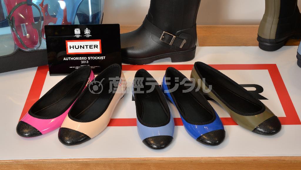 ハンターからはビビッドな２色使いのフラットシューズが登場。各１万２０００円
