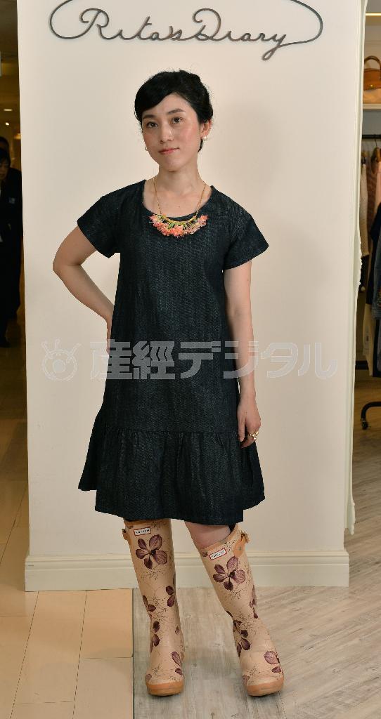 レインブーツで重たく見える足元を、裾にボリュームのあるワンピースでバランスを整えた。ハンターのブーツ（１万６０００円）、ビリティス＿ディセッタンのドレス（２万８０００円）、スタイリズムのネックレス（１万３６００円）＝２０１４年６月４日、東京都中央区（栗橋隆悦撮影）