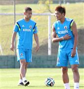 ベースキャンプ「ＳＰＡＳＰＯＲＴＲＥＳＯＲＴ」での初練習に臨む本田圭佑。手前は大久保嘉人＝９日、ブラジル・サンパウロ州イトゥ