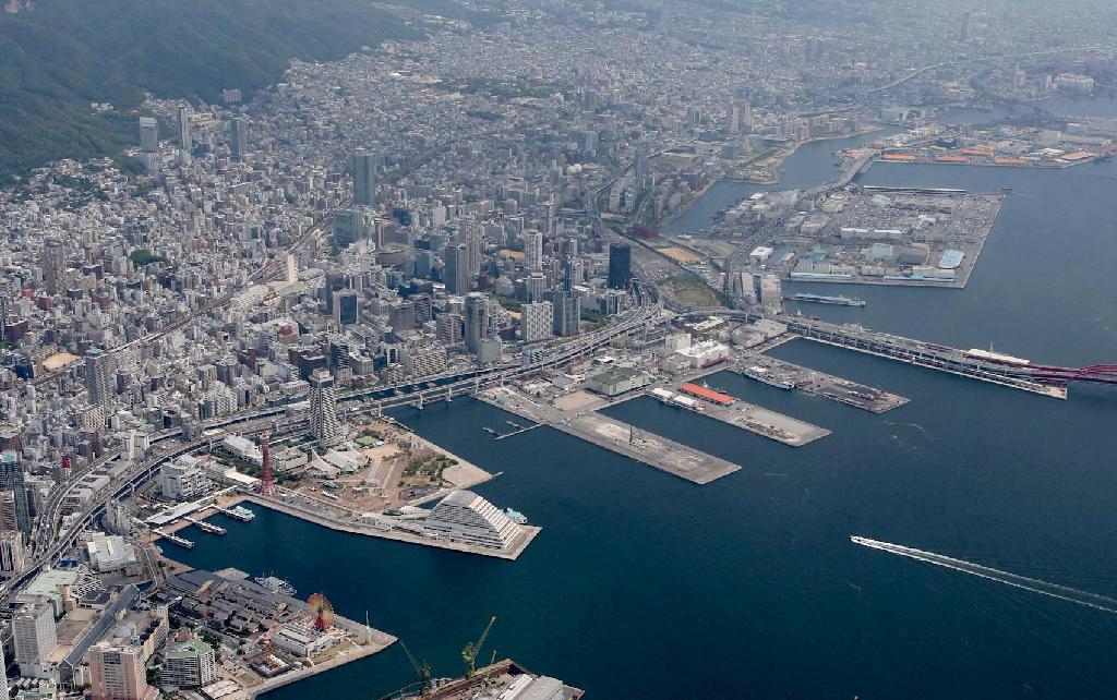 国際競争力強化のため、大阪港と経営統合される神戸港の周辺＝神戸市中央区（本社ヘリから、志儀駒貴撮影）