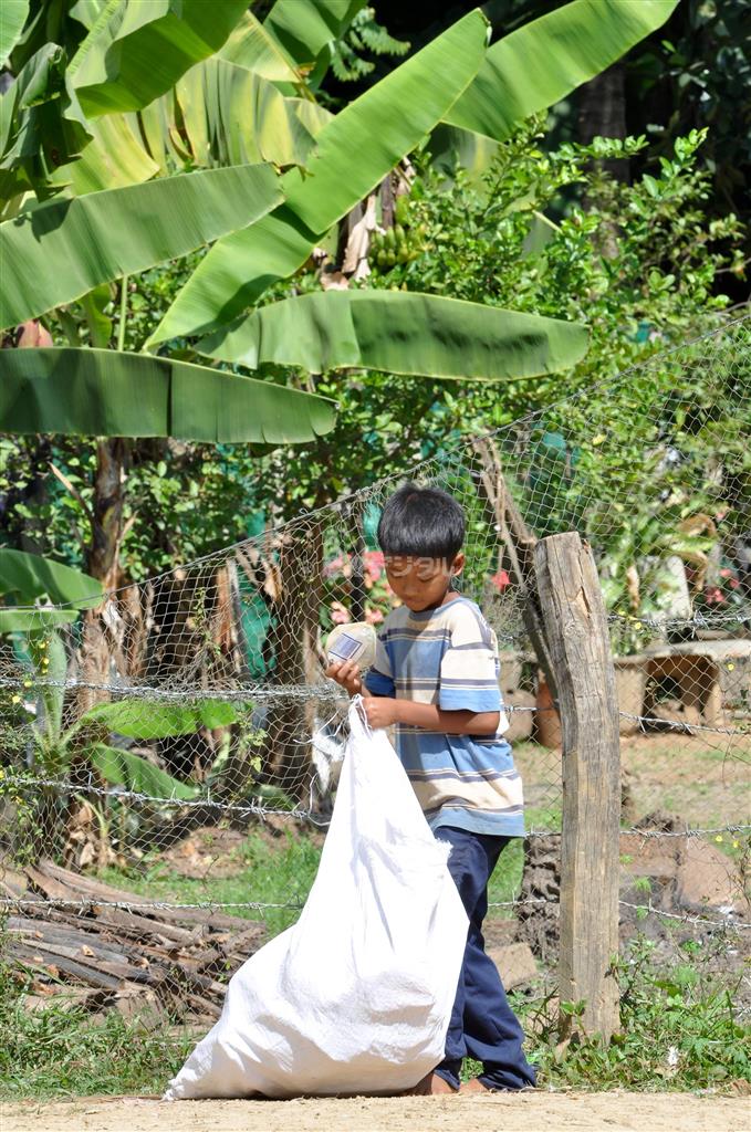 一日中街を歩き回って食べ物と交換できるものを探す男の子＝カンボジア（ワールド・ビジョン・ジャパン撮影）