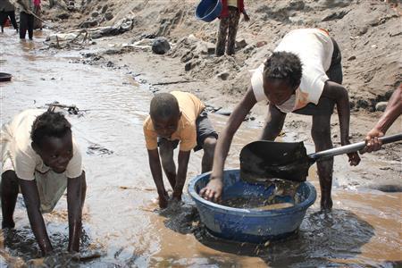 児童労働の中でも最悪なものの一つに鉱山労働がある。非常に重労働となり、成長期の子供の体に悪影響を及ぼす＝２０１２年８月１４日、南アフリカ（ワールド・ビジョン・ジャパン撮影）