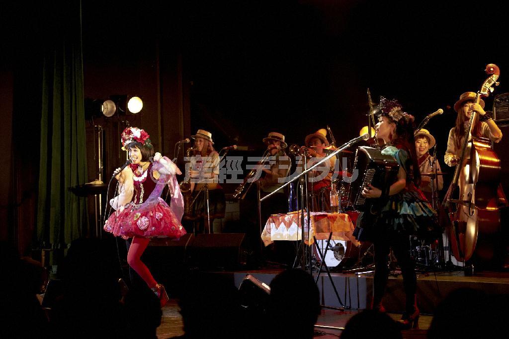 姉妹ユニット、チャラン・ポ・ランタン＝２０１４年５月２５日（提供写真）