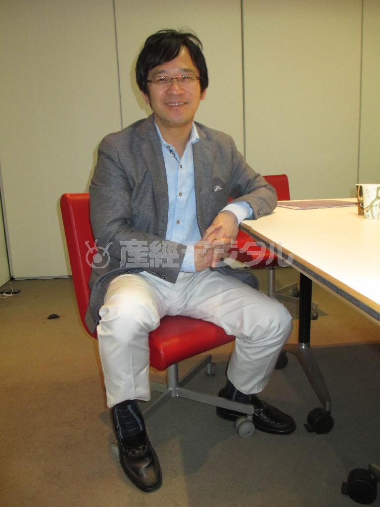 プログレの魅力を語る第１バイオリンの荒井英治さん＝２０１４年５月２日（江原和雄撮影）