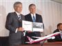 次世代大型旅客機「７７７Ｘ」開発・生産への参加で調印した大宮英明・日本航空機開発協会理事長（三菱重工業会長、左）とボーイングのレイ・コナー民間航空機部門社長兼ＣＥＯ＝１２日、東京都港区（那須慎一撮影）