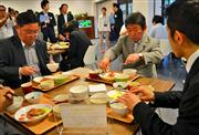 タニタが監修する「ＫＥＮＫＯ食堂」で日替わり定食を味わう茂木敏充経産相＝１２日、東京都千代田区の経産省（三塚聖平撮影）