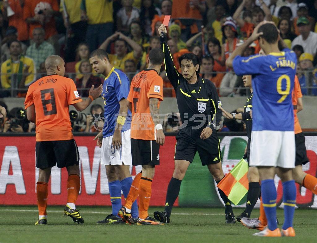 Ｗ杯南アフリカ大会の準々決勝ブラジル－オランダ戦で毅然とした態度でレッドカードを示す西村雄一主審＝２０１０年７月２日、南アフリカ・東ケープ州ポートエリザベス（ロイター）