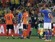 Ｗ杯南アフリカ大会の準々決勝ブラジル－オランダ戦で毅然とした態度でレッドカードを示す西村雄一主審＝２０１０年７月２日、南アフリカ・東ケープ州ポートエリザベス（ロイター）