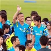 スタンドの大声援に手を振って応える本田圭佑（けいすけ）。これほどの上機嫌をみせるのは珍しい。隣は内田篤人＝２０１４年６月８日、ブラジル・サンパウロ州ソロカーバ（山田喜貴撮影）