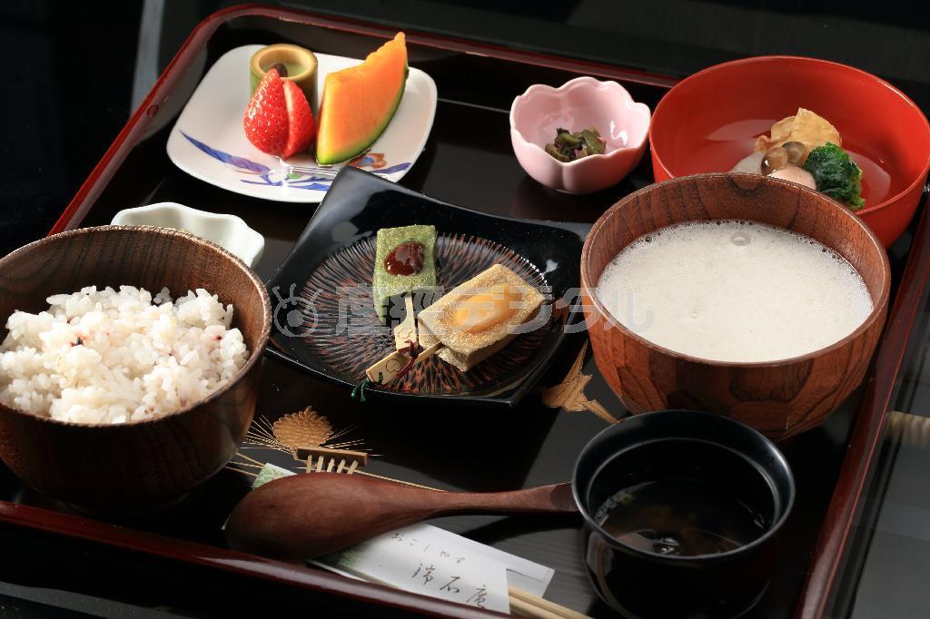 人気の「瑞石（ずいせき）御膳」。自然薯（じねんじょ）のとろろや生麩（なまふ）の田楽（でんがく）などヘルシーさあふれる一品＝２０１４年５月２２日、京都市伏見区（恵守乾撮影）