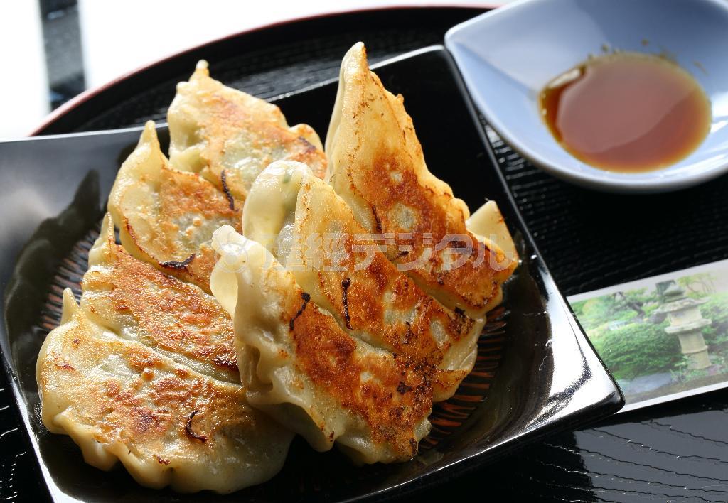 自然薯（じねんじょ）独特の粘りやさっぱり感を生かした餃子＝２０１４年５月２２日、京都市伏見区（恵守乾撮影）