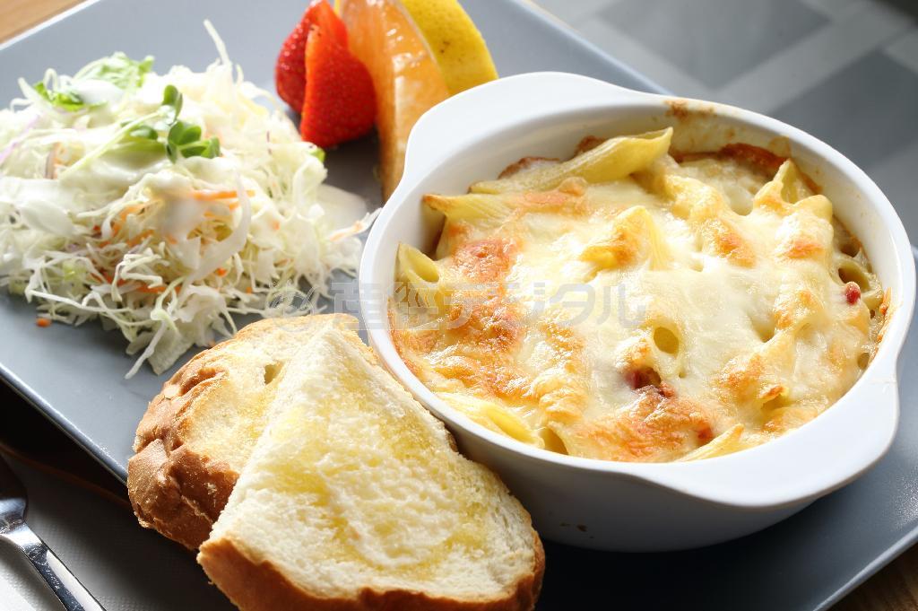 自然薯（じねんじょ）を洋風に仕上げたグラタン＝２０１４年５月２２日、京都市伏見区（恵守乾撮影）