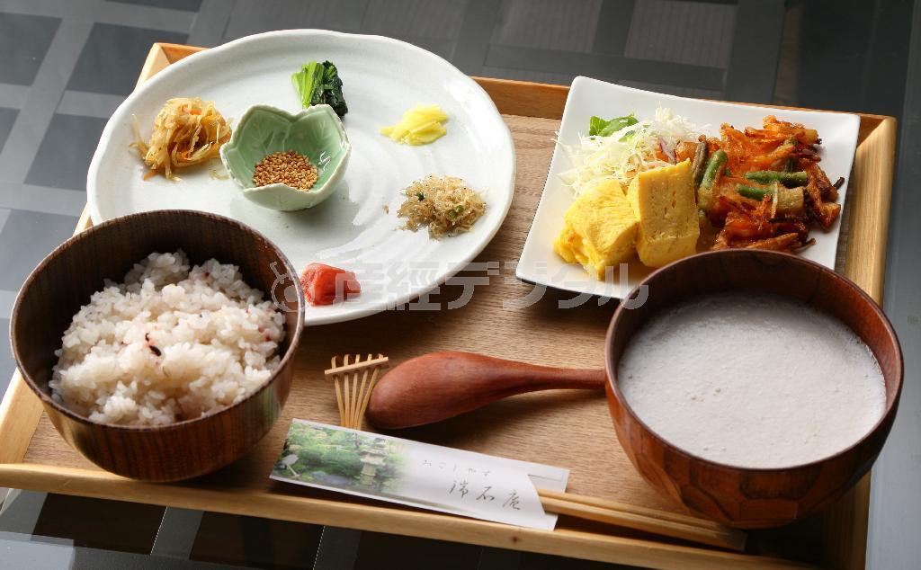 とろろ汁と十穀米（じゅっこくまい）をベースに、ちりめん山椒（さんしょう）梅干しなどをトッピングして多彩な味が楽しめる自然薯（じねんじょ）ランチ＝２０１４年５月２２日、京都市伏見区（恵守乾撮影）