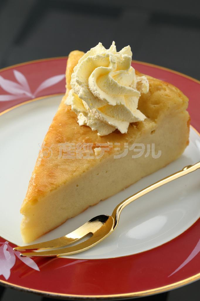 甘さ控えめでさっぱりした食感の自然薯（じねんじょ）ケーキ＝２０１４年５月２２日、京都市伏見区（恵守乾撮影）