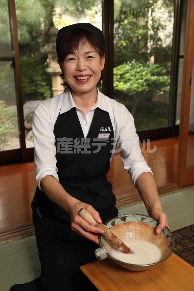 自然薯（じねんじょ）を使った「オーガニック料理」の考案に意欲を燃やす木下和枝さん＝２０１４年５月２２日、京都市伏見区（恵守乾撮影）