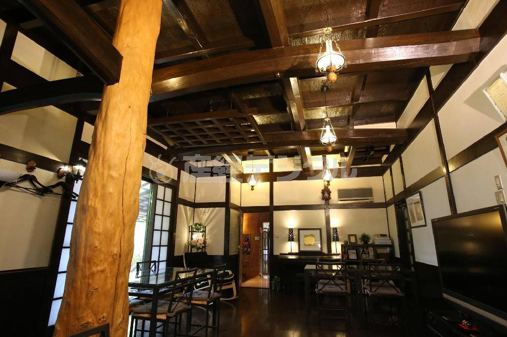 木製の柱が重厚感を演出する店内＝２０１４年５月２２日、京都市伏見区（恵守乾撮影）