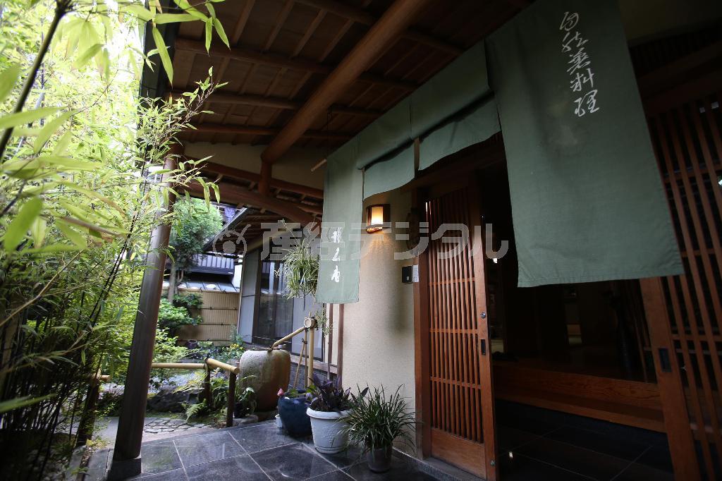 高級感漂う瑞石（ずいせき）庵の玄関＝２０１４年５月２２日、京都市伏見区（恵守乾撮影）