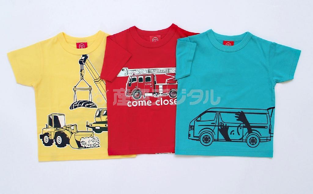 「チャンネルアッシュ」が展開するブランド「ＯＪＩＣＯ（オジコ）」の働く車シリーズのＴシャツ。右が福祉車両が描かれた新商品（日本財団提供）
