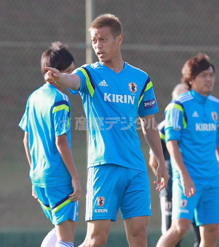 ハンドボール風に手でボールを扱うミニゲームで指示を出す本田圭佑（けいすけ）。心身ともに、完全に戦闘態勢へとスイッチが入った＝２０１４年６月１１日、ブラジル・サンパウロ州イトゥ（山田喜貴撮影）