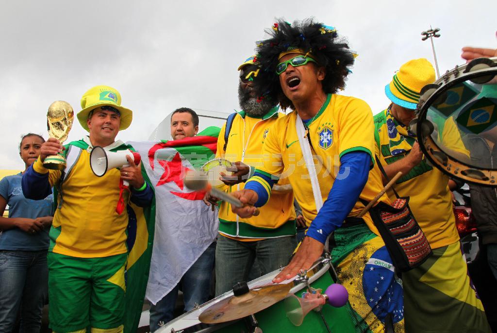 開幕戦が行われるサンパウロ・アリーナ前では太鼓を打ち鳴らして盛り上がるブラジルのサポーターたち。母国が勝ち続ければいいが…＝２０１４年６月１１日、ブラジル（吉沢良太撮影）