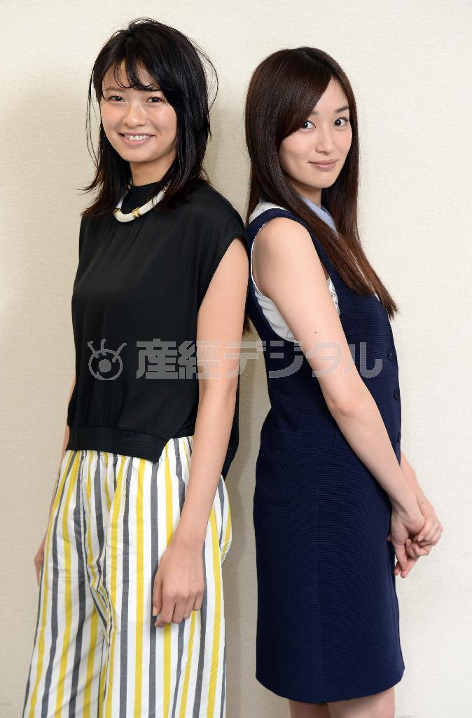 超売れっ子の榮倉奈々（えいくら・なな）さん（左）と高梨臨（たかなし・りん）さんだが、仕事に対してはストイックなまでに「一歩一歩着実に」を心がけている＝２０１４年４月１３日、東京都中央区（鴨川一也撮影）