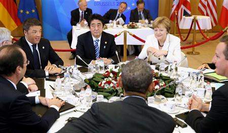 Ｇ７サミットに臨む安倍首相（中央左）ら各国首脳＝５日、ブリュッセル（代表撮影＝共同）