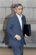 金融政策決定会合に向かう日銀の黒田総裁＝１３日午前、日銀本店