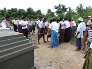 ウー・タンマウンの葬儀は２０１３年８月１５日に行われた。遺体はそのまま、レンガとモルタルで作られたグーと呼ばれる墓（手前左）に棺ごと納められた（筆者撮影）