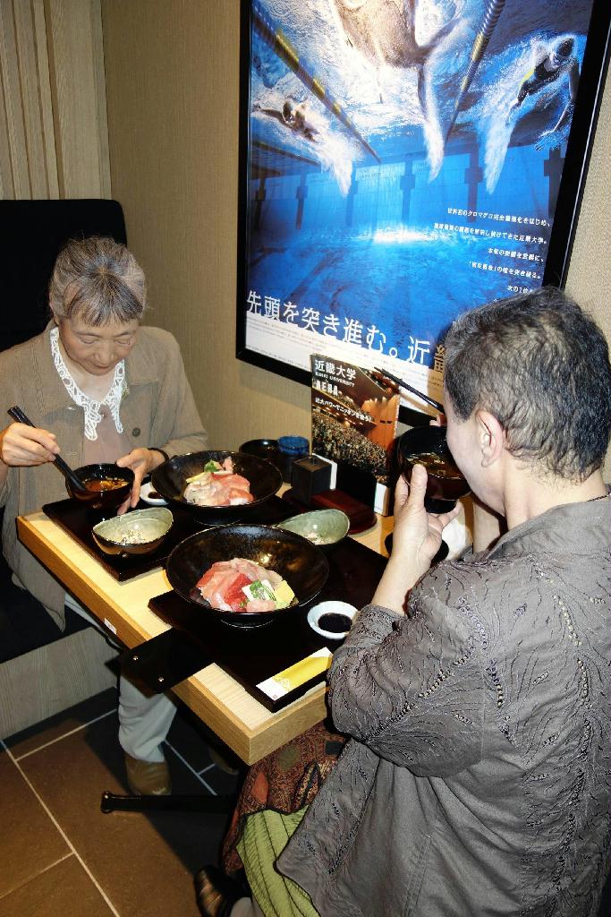 近大マグロを食べることができる近畿大学水産研究所＝東京都中央区