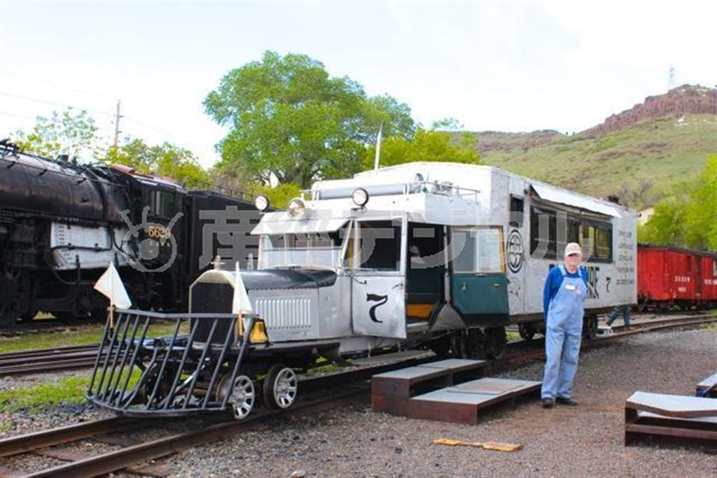 自動車に、貨物車両を改造した客車をくくり付けた“ギャロッピング・グース”。不規則な横揺れがユーモラス