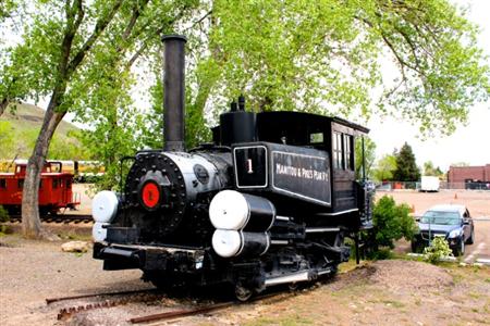 初代のパイクスピーク・コグ鉄道。ラック式レールも当時のも