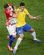 【Ａ組】開幕戦でクロアチアの選手と競り合うブラジルのフッキ（ゼニト、右）＝２０１４年６月１２日、ブラジル・サンパウロ（共同）