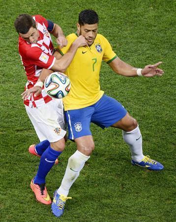 【Ａ組】開幕戦でクロアチアの選手と競り合うブラジルのフッキ（ゼニト、右）＝２０１４年６月１２日、ブラジル・サンパウロ（共同）
